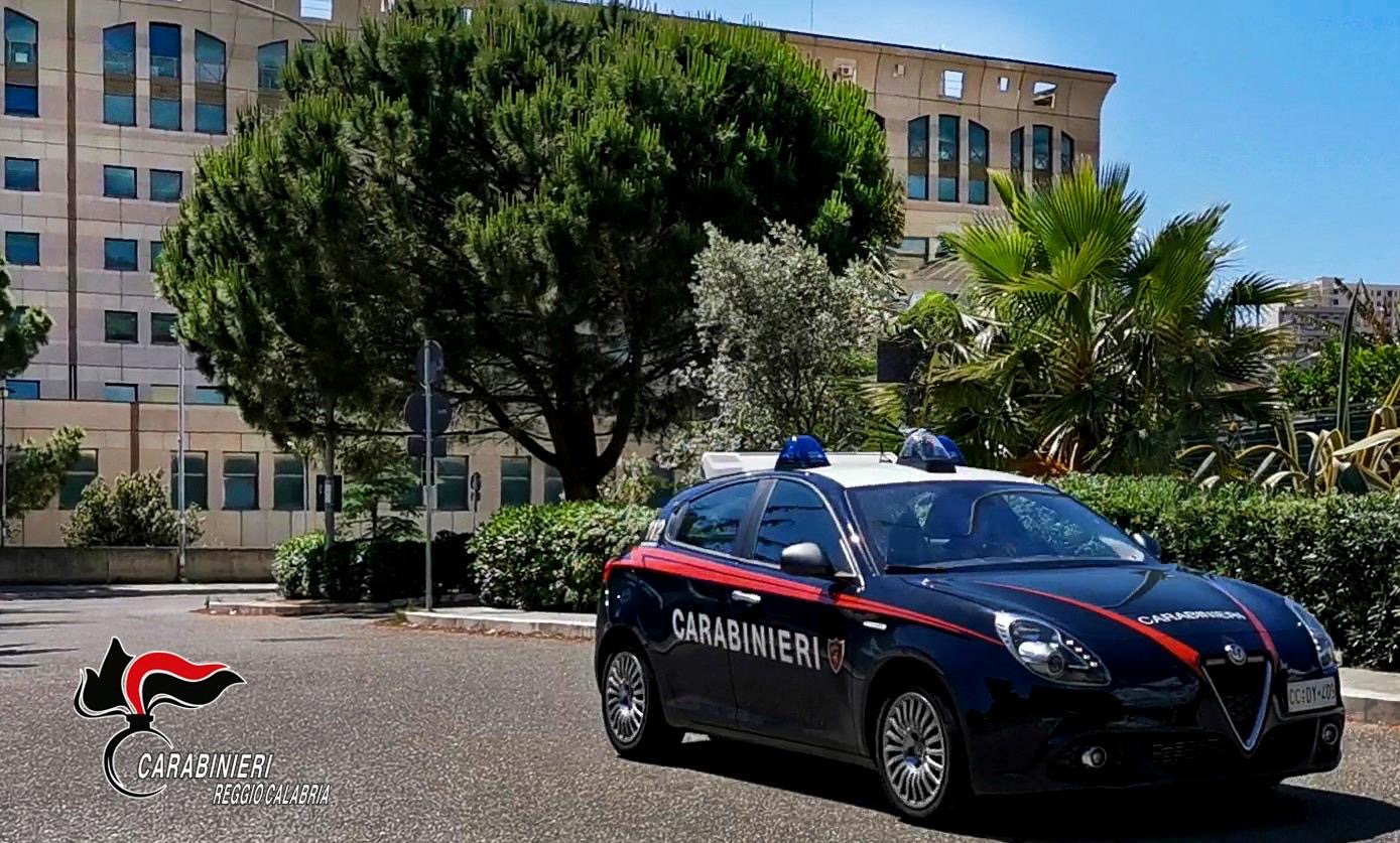 Fiumara (RC), donna picchiata selvaggiamente e sequestrata dal marito e dalla cognata: arrestati dai carabinieri