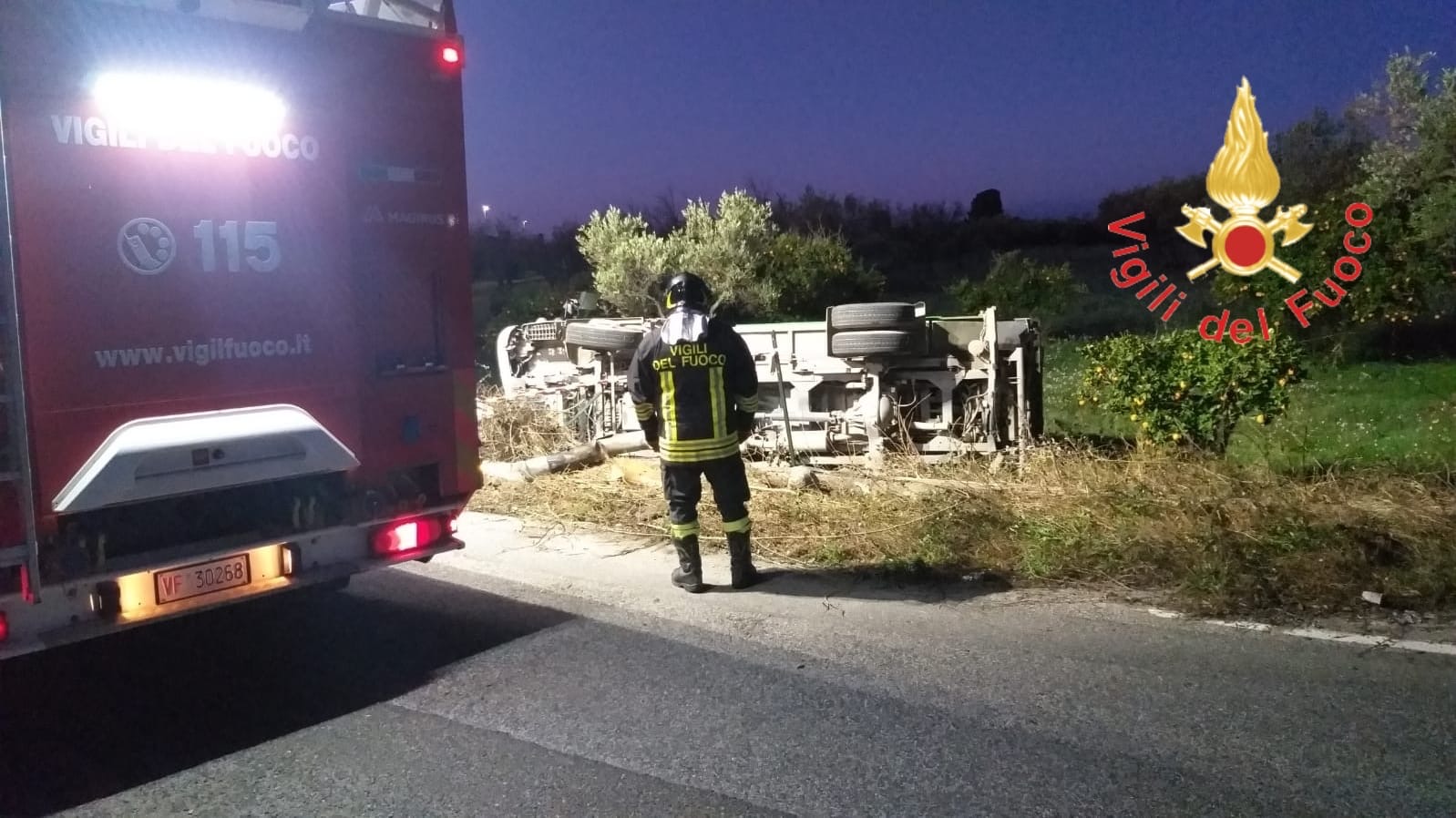 Incidente stradale a Sellia Marina, mezzo di rifiuti solidi urbani esce fuori strada ribaltandosi, un ferito