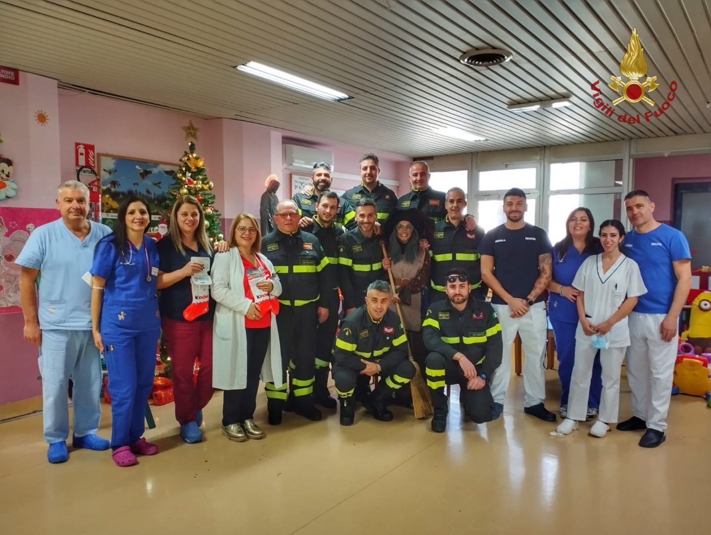 La Befana dei Vigili del Fuoco in visita al reparto di pediatria dell’ospedale Giovanni Paolo II di Lamezia Terme