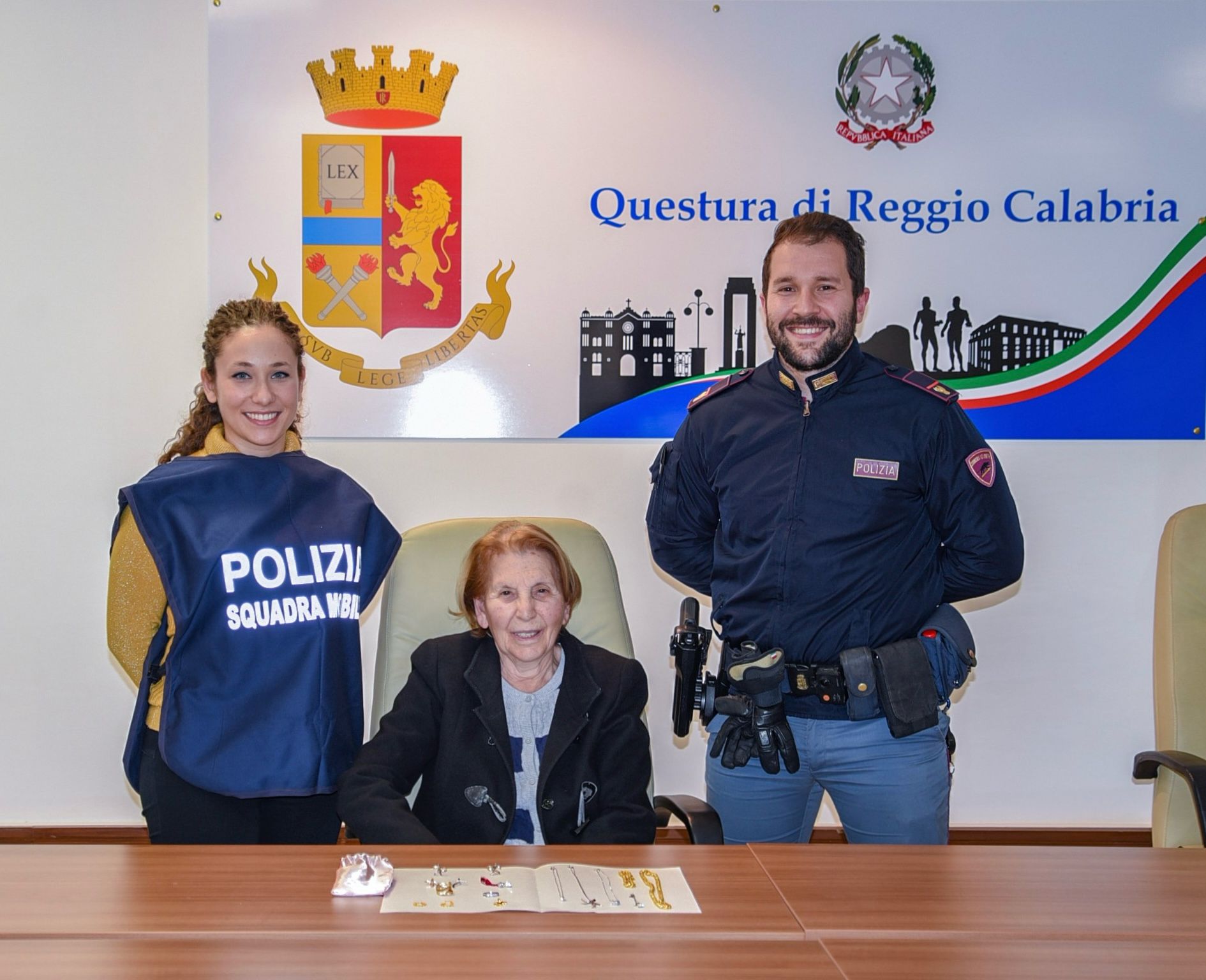 Reggio Calabria, arrestato in flagranza un maggiorenne e denunciato in stato di libertà un minorenne, ritenuti gli autori di una truffa aggravata ai danni di un’anziana