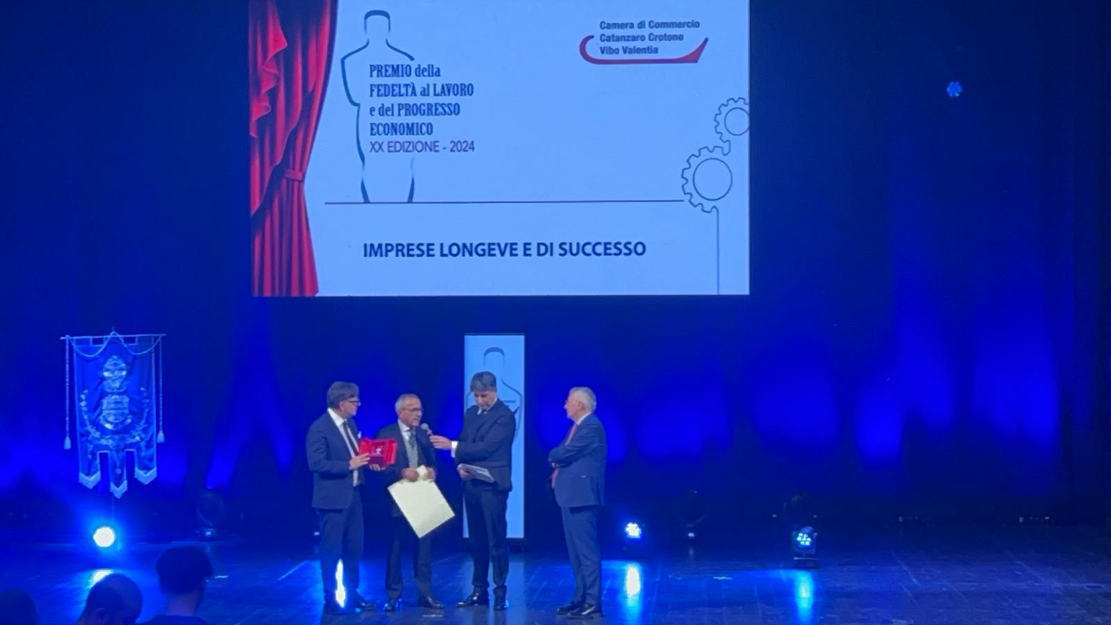 La Camera di Commercio di Catanzaro premia la Raffaele S.p.A. tra “Le imprese più longeve e di successo” durante la XX^ Edizione del Premio Fedeltà al Lavoro e al Progresso Economico