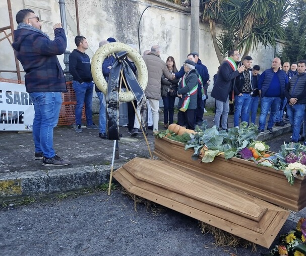 Protesta trattori, inscenato 'funerale' comparto agricoltura davanti al cimitero di Polistena