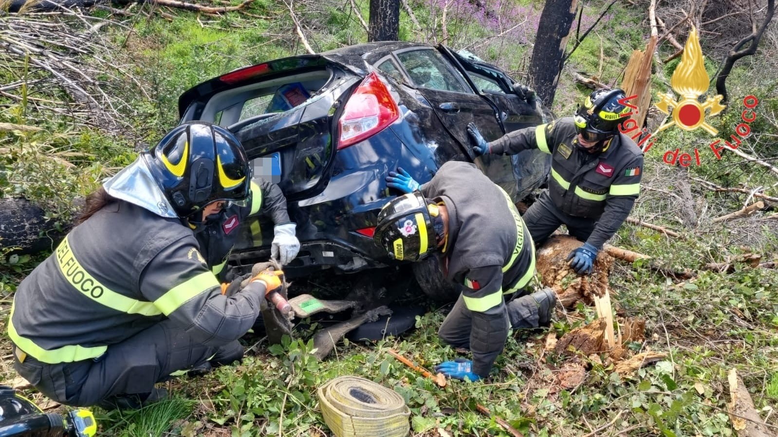 A Catanzaro auto precipita in un burrone