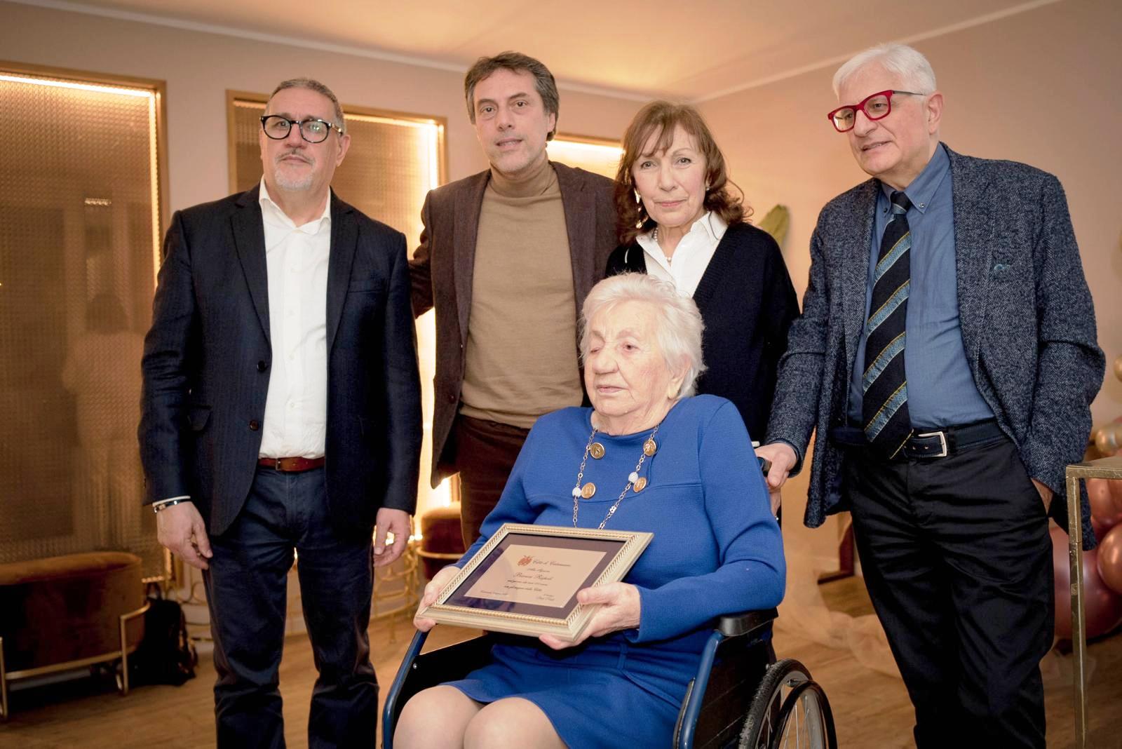 Catanzaro, compie 100 anni l'8 marzo, Fiorita consegna targa auguri alla signora Bianca Rispoli