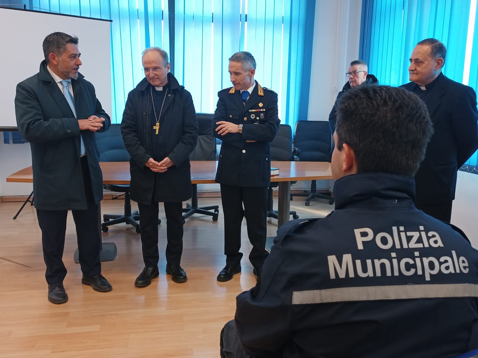 L'Arcivescovo Monsignor Fortunato Morrone insieme al Vicesindaco Brunetti in visita al Comando della Polizia Locale