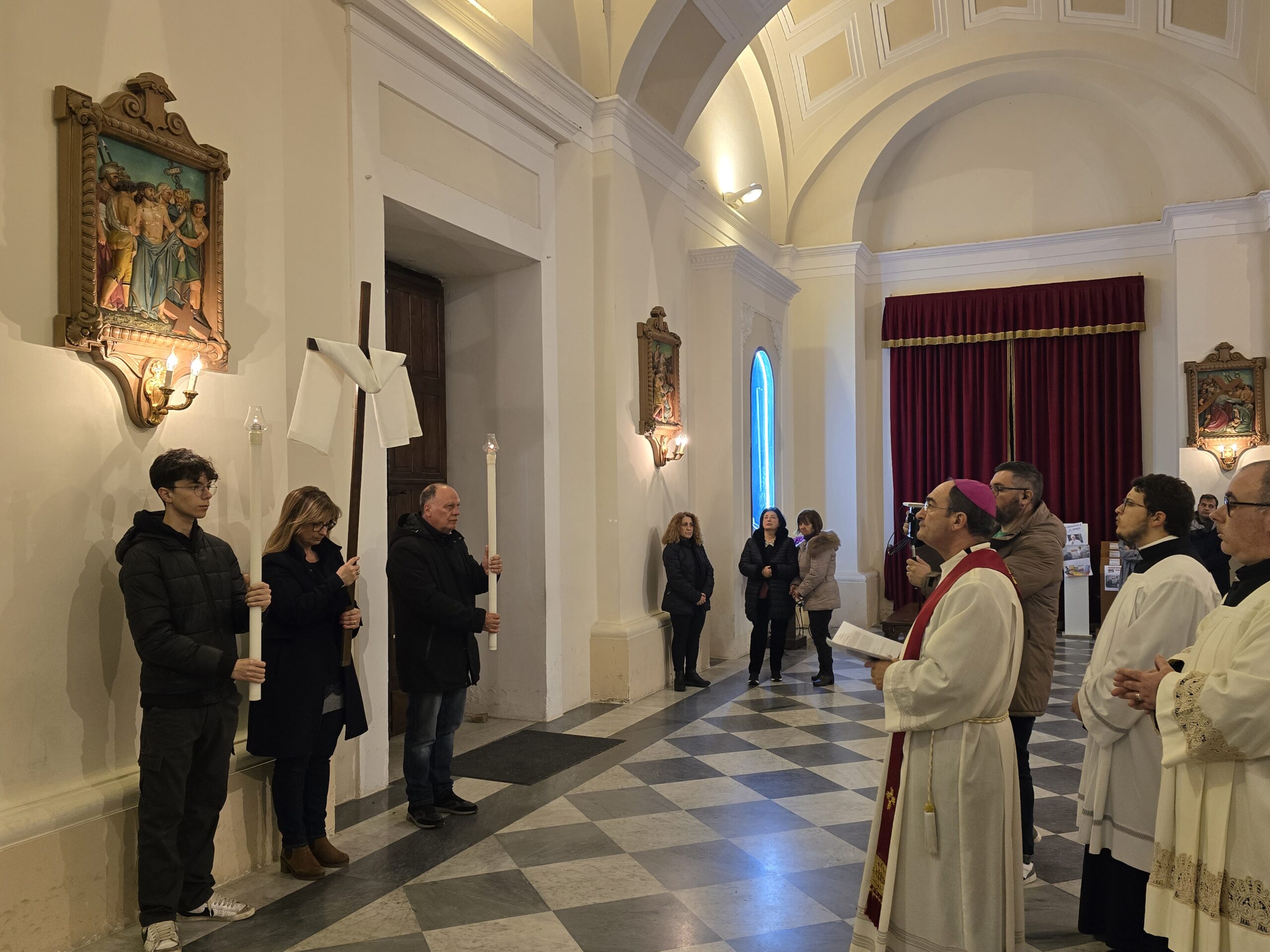 Via Crucis diocesana in Cattedrale, mons. Parisi: “La Croce ha senso perché ha accolto il Crocifisso che ha preso su di sé tutti i drammi dell’umanità”