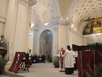 Via Crucis diocesana in Cattedrale, mons. Parisi: “La Croce ha senso perché ha accolto il Crocifisso che ha preso su di sé tutti i drammi dell’umanità”