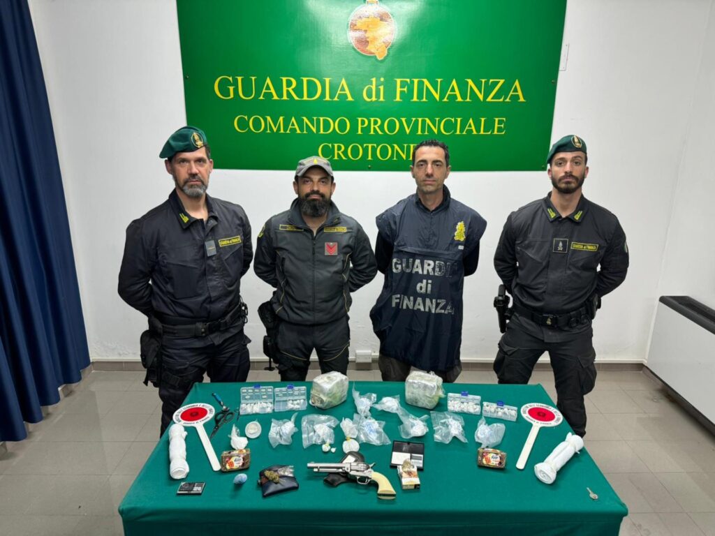 Gdf Crotone, contrasto ai traffici illeciti, sequestrati 3 kg di stupefacente, un’arma illegalmente detenuta e due arresti