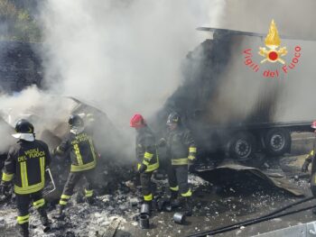 Su A2 vicino Altilia si incendia autoarticolato, disagi