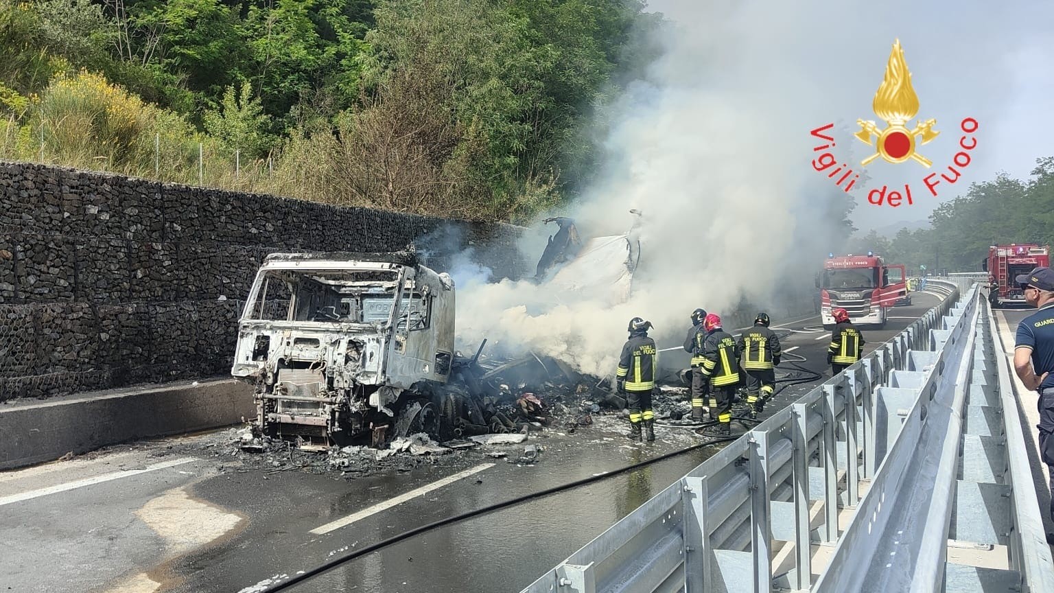 Su A2 vicino Altilia si incendia autoarticolato, disagi