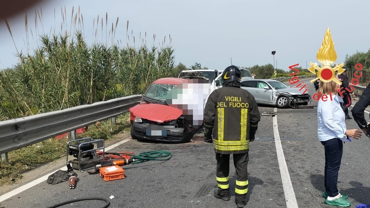 Incidente stradale a Rossano, morta una donna, tre feriti tra cui una bambina