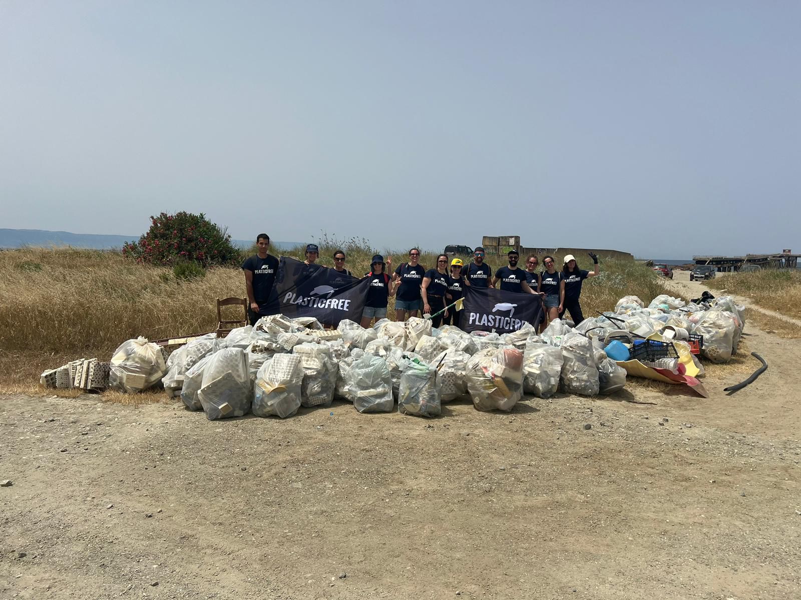 Lamezia, per Giornata ambiente e oceani pontile Ex Sir ripulito dai volontari Plastic Free: rimossi 1700 kg di rifiuti