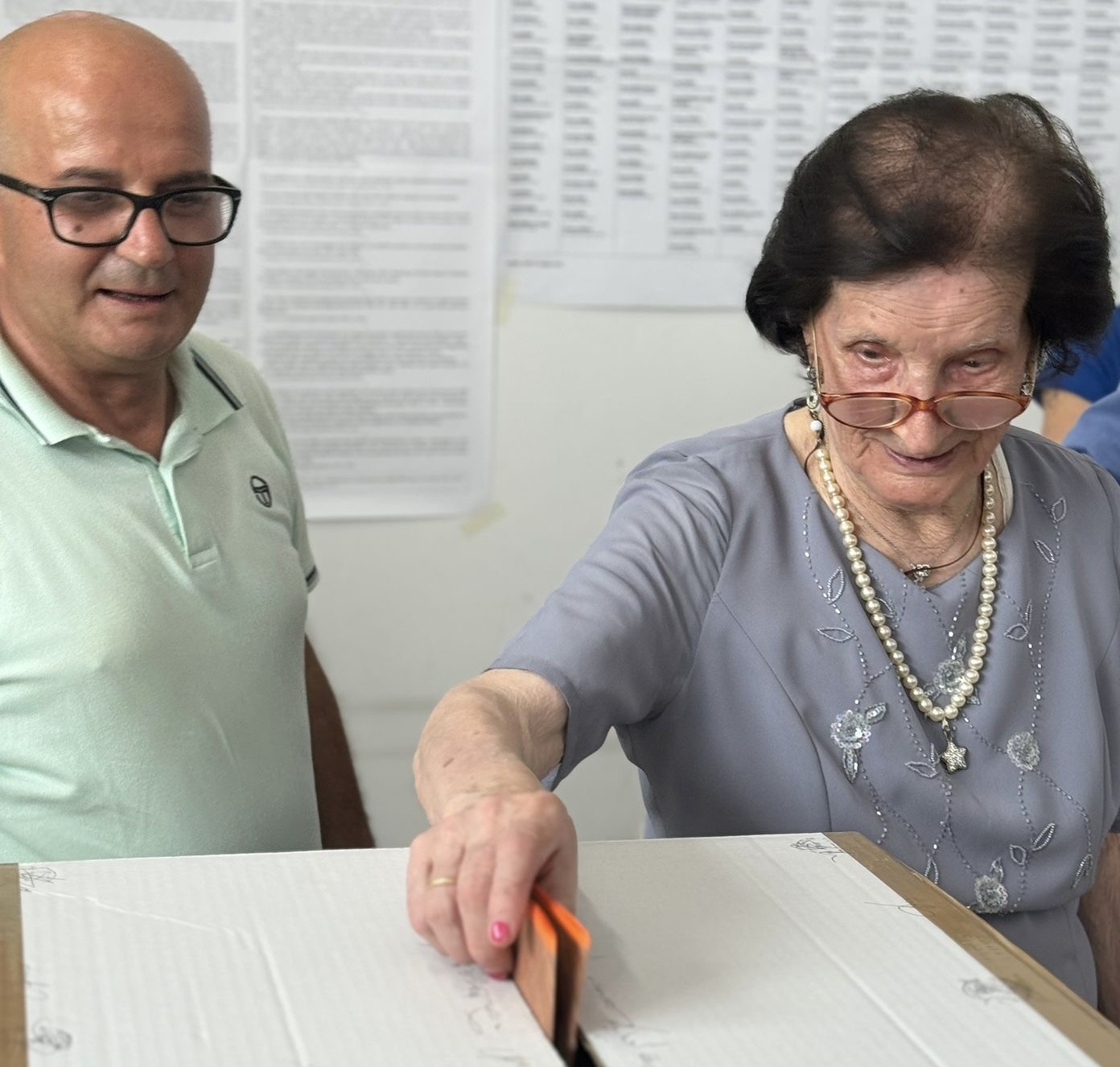 A Cassano la signora Rosetta di 100 anni è andata a votare con i figli e accompagnata dal sindaco