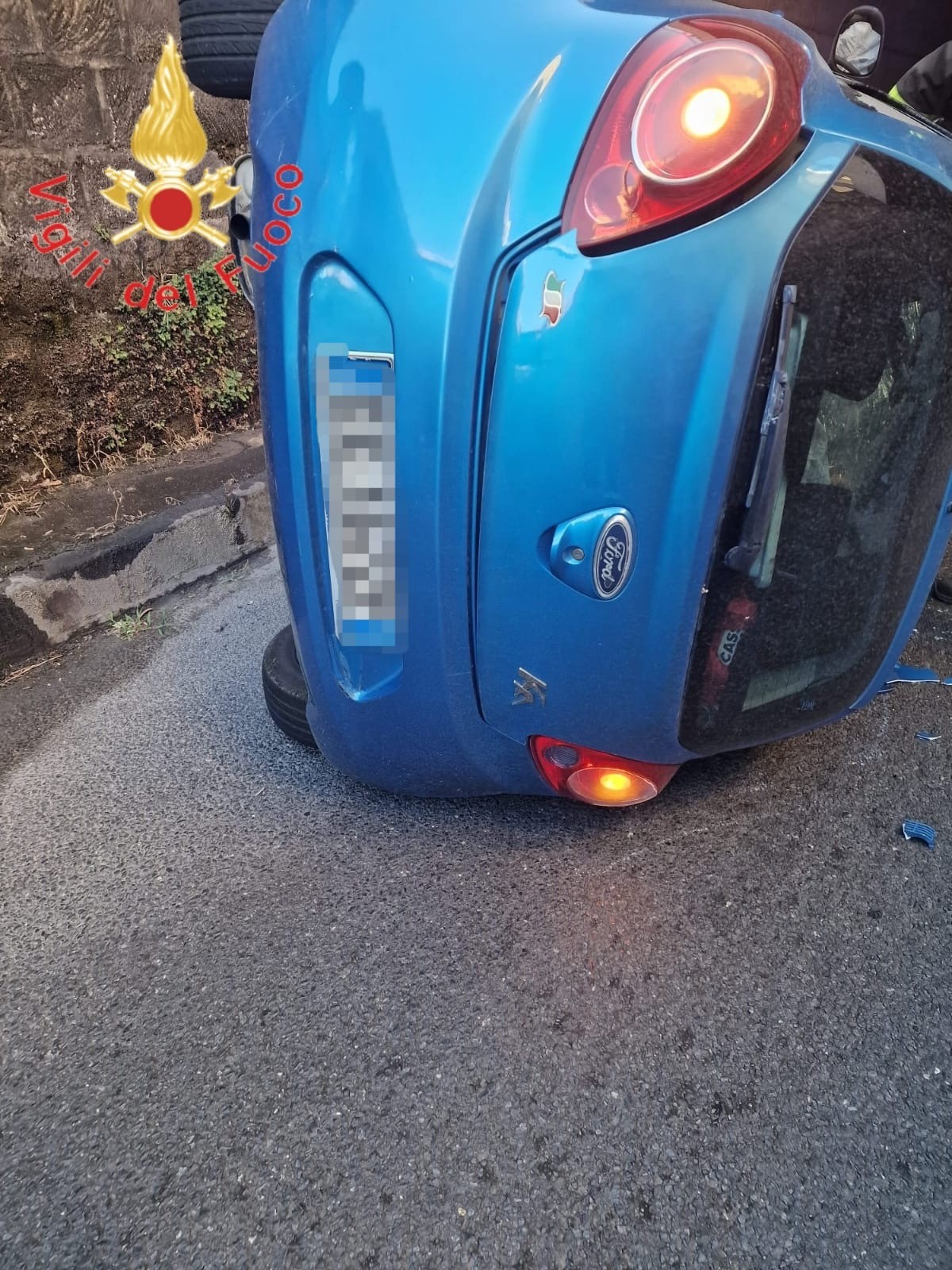 Catanzaro, auto si ribalta in sottopasso di via da Fiore, un ferito