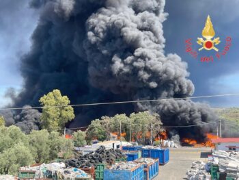 Incendio in deposito di pneumatici e materiale plastico a Palmi