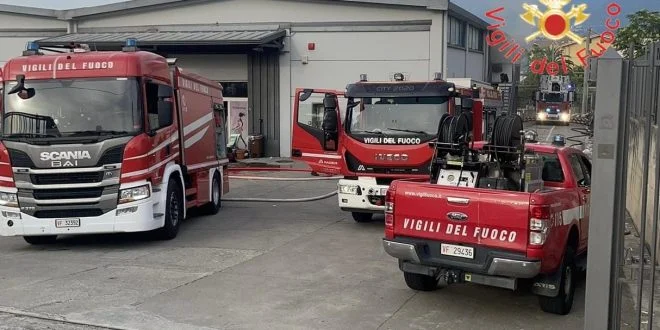 In fiamme capannone a Settimo di Montalto Uffugo, un ferito