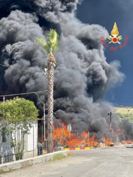 Incendio in deposito di pneumatici e materiale plastico a Palmi