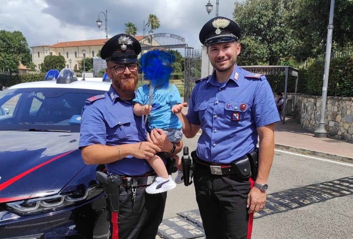 Catanzaro, bimbo di 3 anni bloccato accidentalmente nell’auto della madre, liberato dai Carabinieri