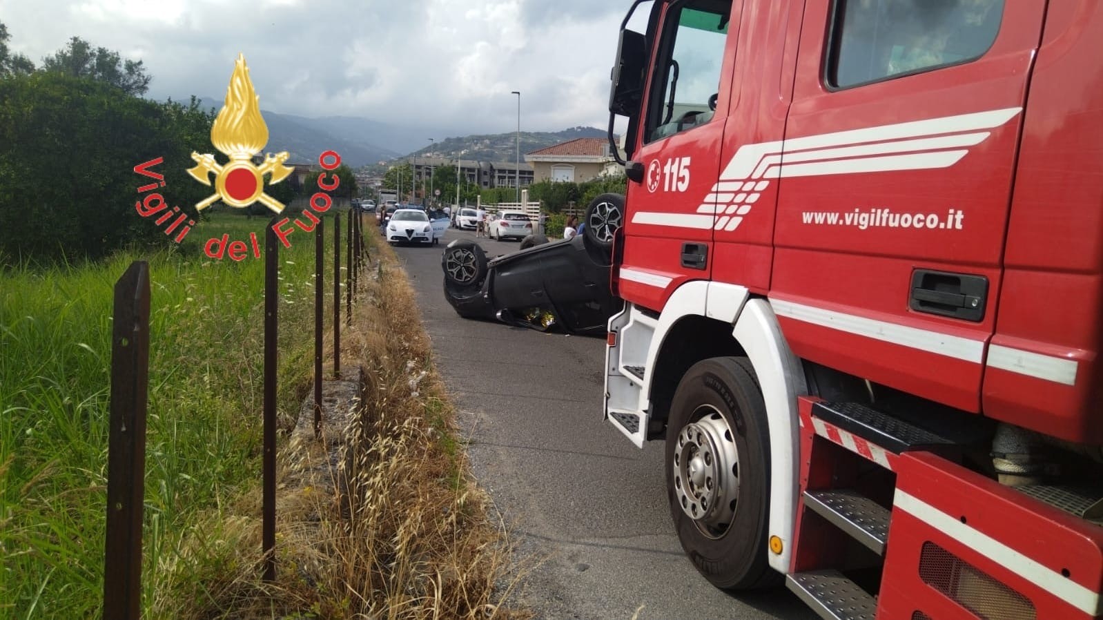 Lamezia, auto finisce violentemente contro muretto, ferita conducente