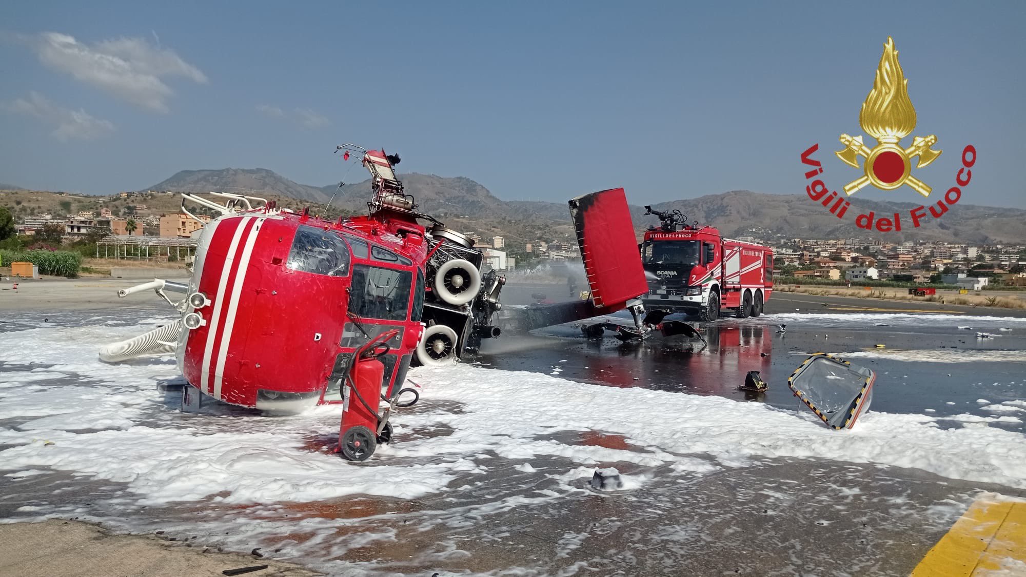 In fiamme elicottero dei Vigili del Fuoco a Reggio, salvi i piloti