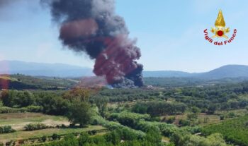 Incendio in deposito di pneumatici e materiale plastico a Palmi