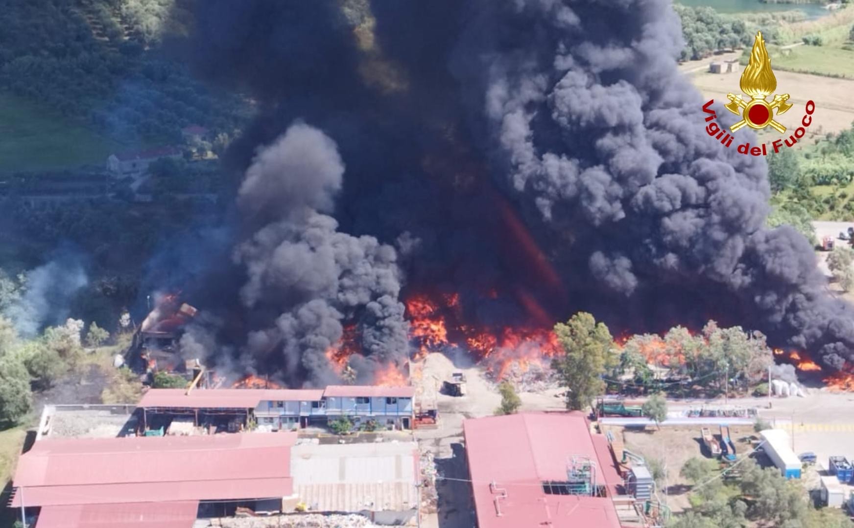 Incendio in deposito di pneumatici e materiale plastico a Palmi