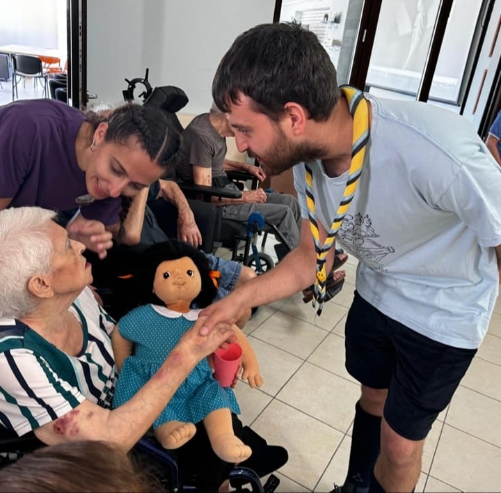 Il gruppo scout Agesci di Catanzaro in visita a CasaPaese per uno scambio di emozioni e umanità con gli ospiti affetti da demenza