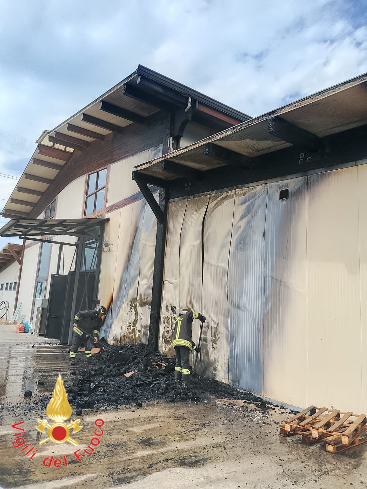 Incendio ad attività commerciale in contrada Garrube in zona Due Mari