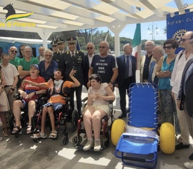 Lamezia, “gli ostacoli non esistono”, il Rotary Club dona speciale sedia a rotelle ad Associazione Fiamme Gialle Calabria