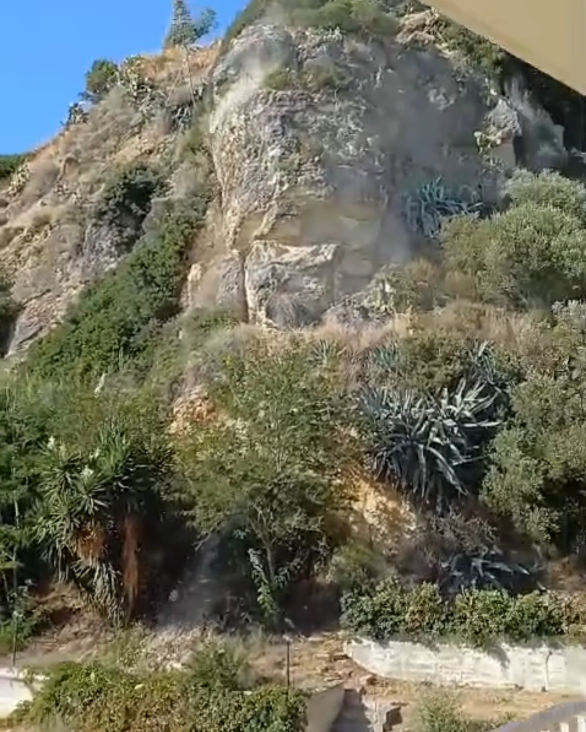 Crolla costone roccioso a Torre Lupo a Falerna, tragedia sfiorata