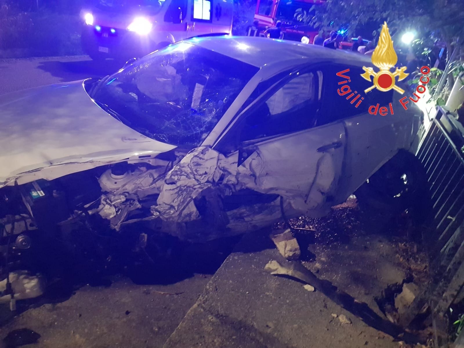 Incidente stradale a Simeri Crichi, feriti gravi tre giovani