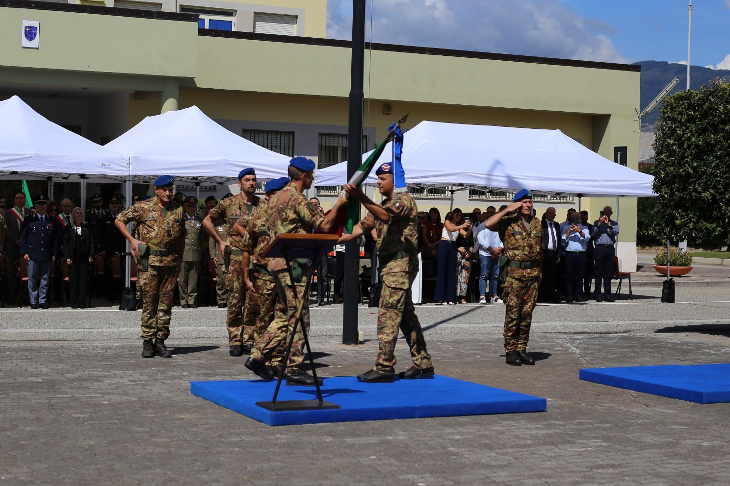 Avvicendamento al Comando del 2° “Sirio”, il Colonnello Romano sostituisce il Colonnello Bianchi alla guida del reparto di volo dell’Esercito Italiano di stanza in Calabria Lamezia Terme