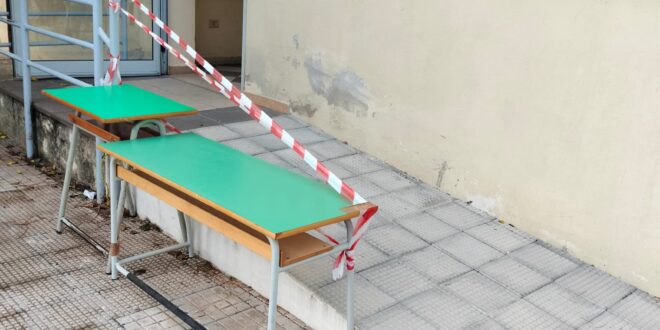 Lamezia, alla scuola primaria Don Bosco rampa d’accesso ancora senza ringhiera di sicurezza