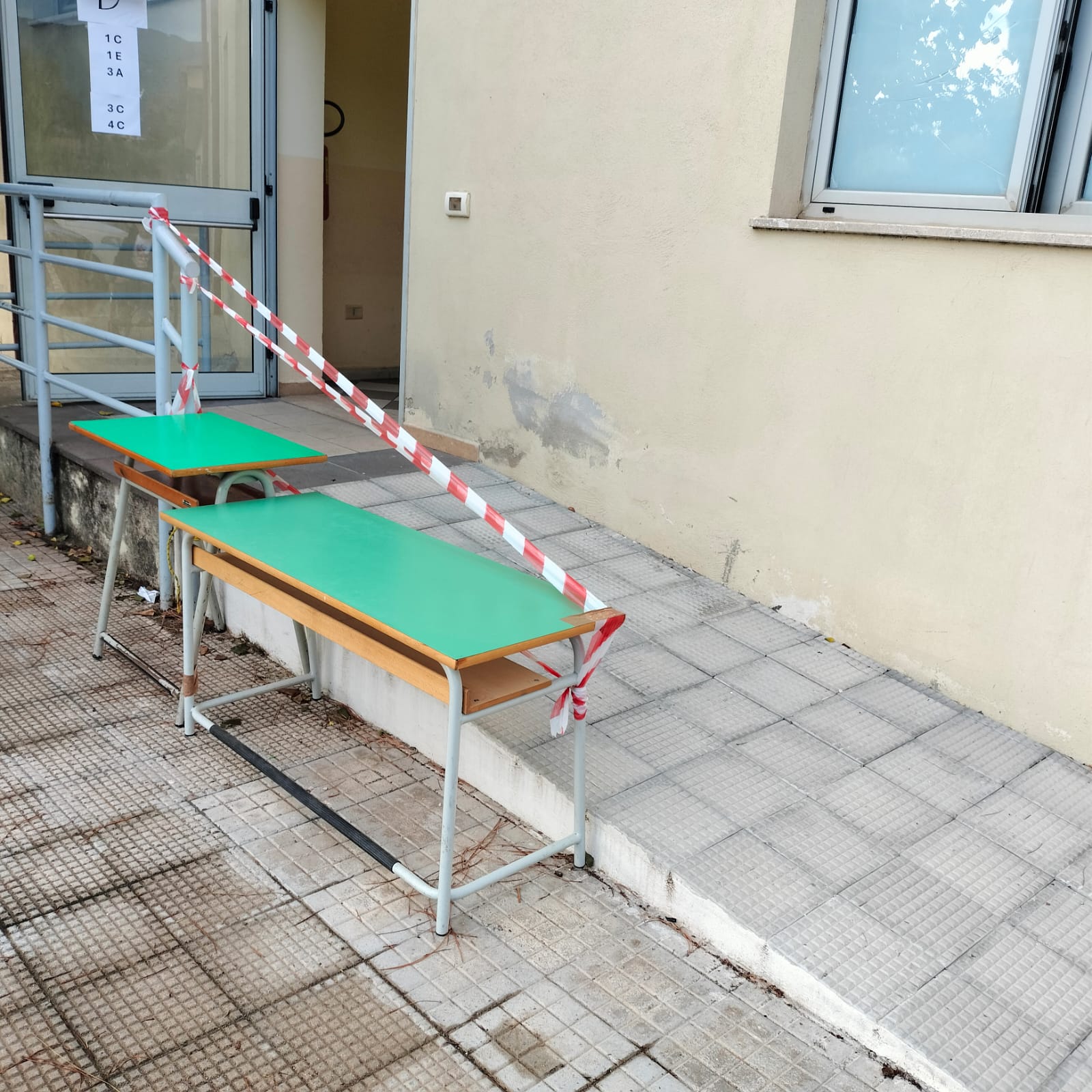 Lamezia, alla scuola primaria Don Bosco rampa d’accesso ancora senza ringhiera di sicurezza