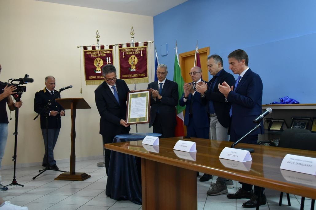 Lamezia, cerimonia di dedica della Sala Intercettazioni del Commissariato in memoria del Sostituto Commissario della Polizia di Stato Alfonso Esposito