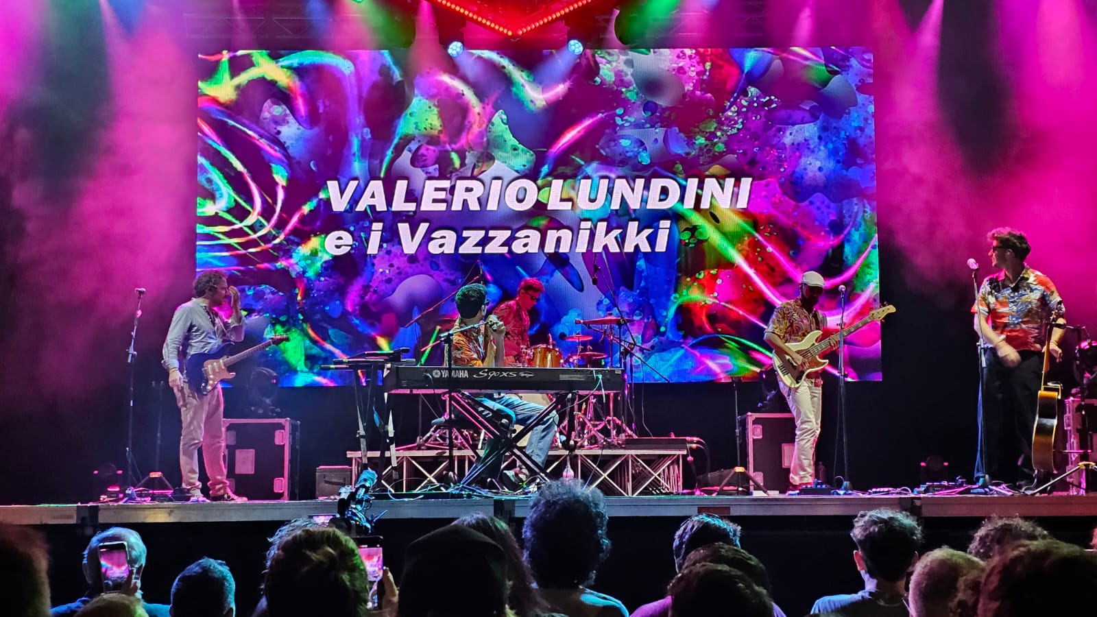 Valerio Lundini e i Vazzanikki aprono il Reggio Live Fest con uno spettacolo entusiasmante sul Lungomare Italo Falcomatà