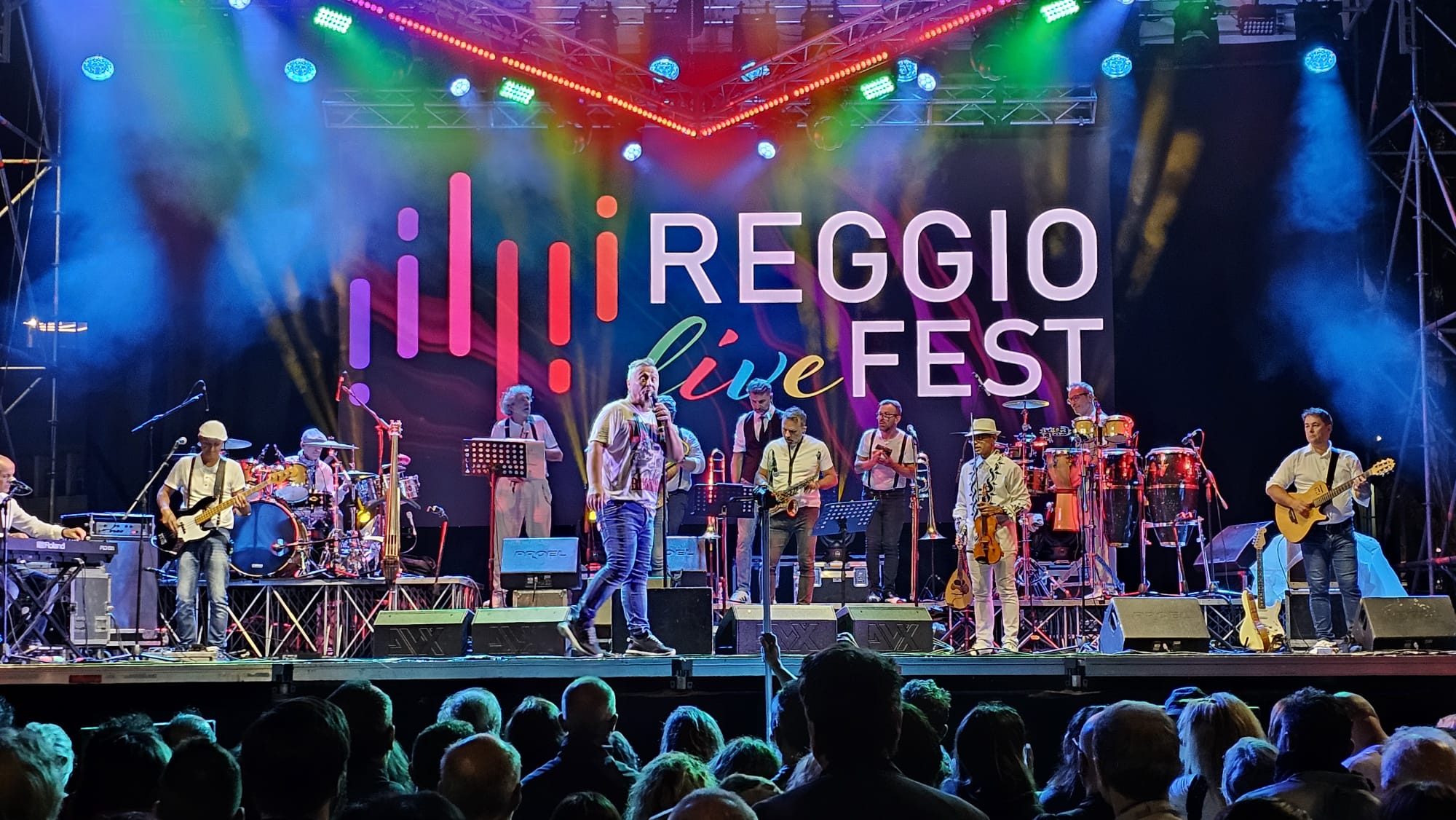 Reggio Live Fest, Paolo Belli incontenibile: tripudio di pubblico anche sotto la pioggia