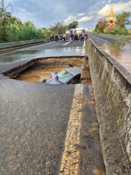 Maltempo, si apre voragine su Ss 280 e auto finisce dentro, salvi i passeggeri