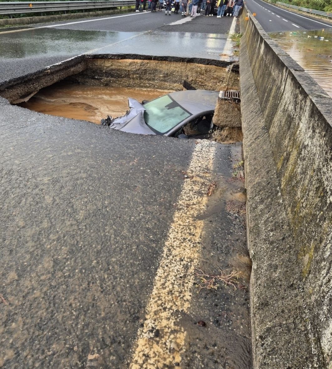 Maltempo, si apre voragine su Ss 280 e auto finisce dentro, salvi i passeggeri