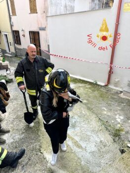 In fiamme abitazione nel centro storico di Catanzaro, due persone intossicate dal fumo, salvati due gattini