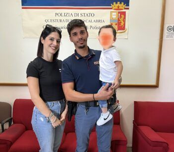 Agente del Comm.to di PS Polistena salva bambino di 2 anni rimasto chiuso in casa