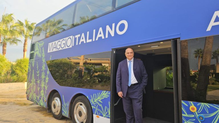 Il bus – ristorante di 'Aromi d’Italia' in tour nella Locride