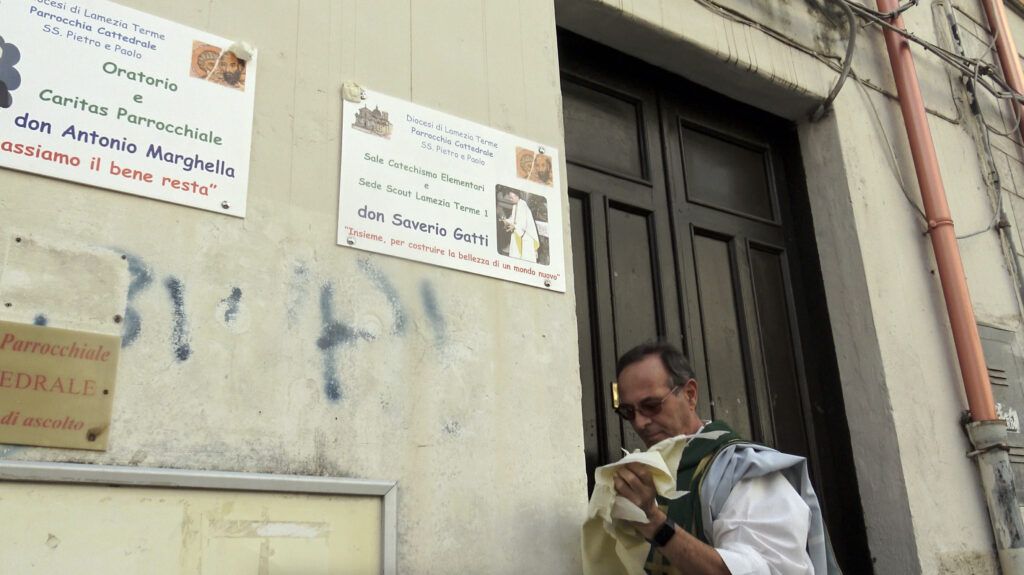 Lamezia, cerimonia d’intitolazione delle sale dell’Oratorio della Cattedrale a Don Maiolo, Don Gatti e Don Marghella