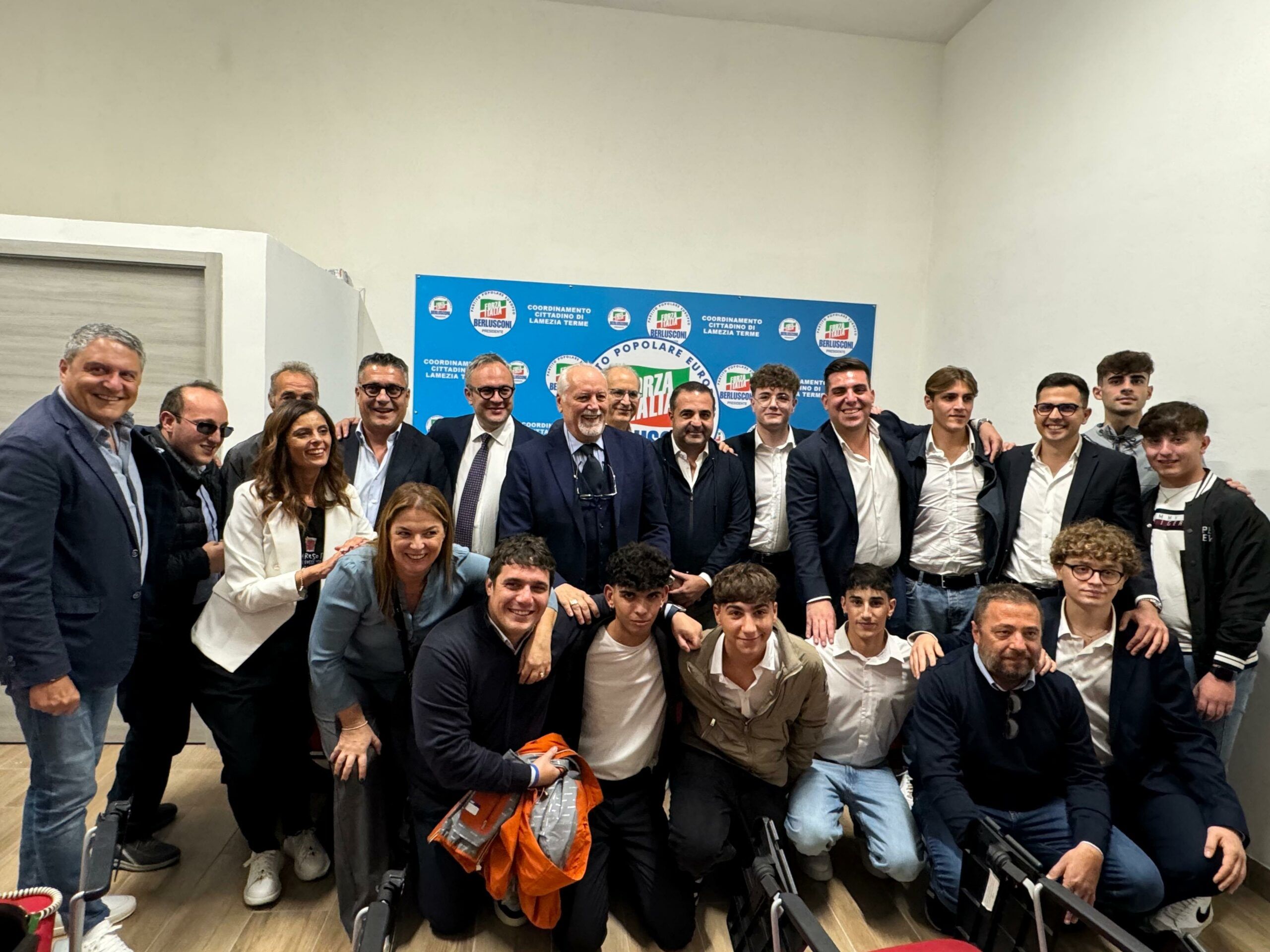 Presentato nella sede di corso Eroi di Sapri il gruppo Forza Italia Giovani di Lamezia Terme