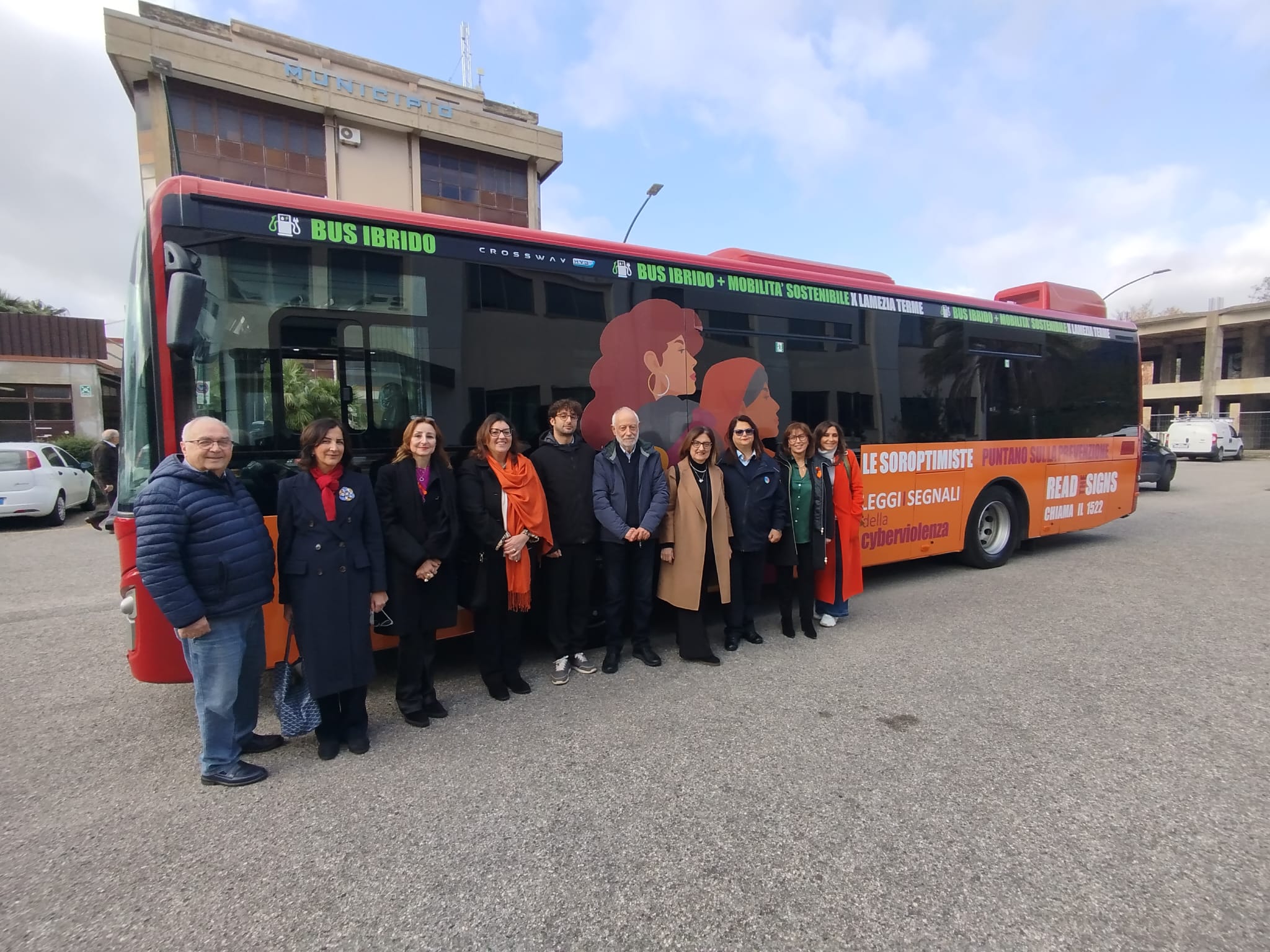 Soroptimist Club di Lamezia Terme, campagna informativa contro la violenza sulle donne approda sul trasporto pubblico urbano