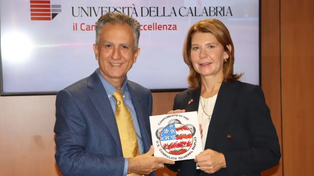 La Console Generale degli Stati Uniti a Napoli, Tracy Roberts-Pounds, in visita al campus, ha incontrato il rettore Nicola Leone per valutare programmi di scambio per gli studenti provenienti dagli USA