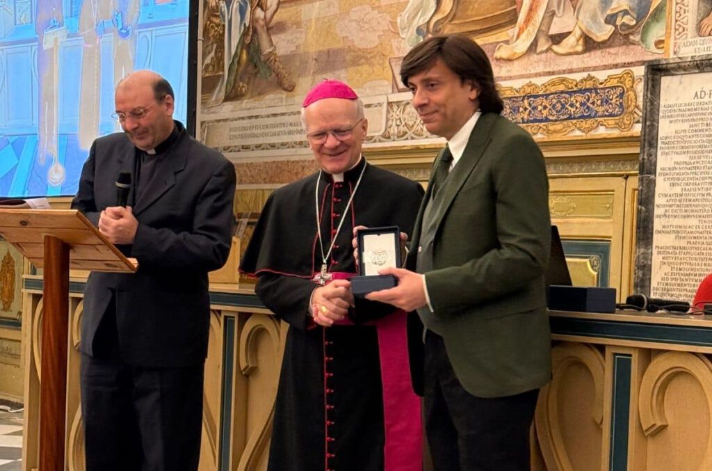 Anton Giulio Grande riceve il premio a Parole Aperte, l’evento dell'Anno Santo