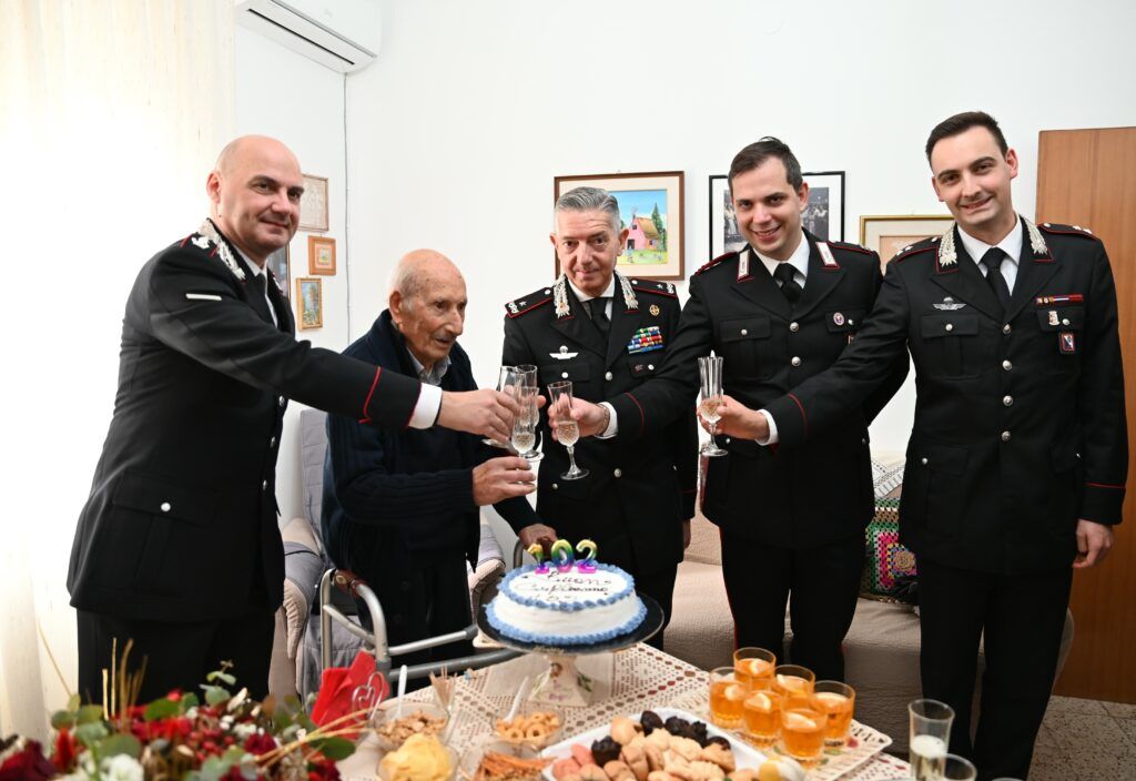 I Carabinieri festeggiano il 102° compleanno dell’Appuntato Pasquale Caiola