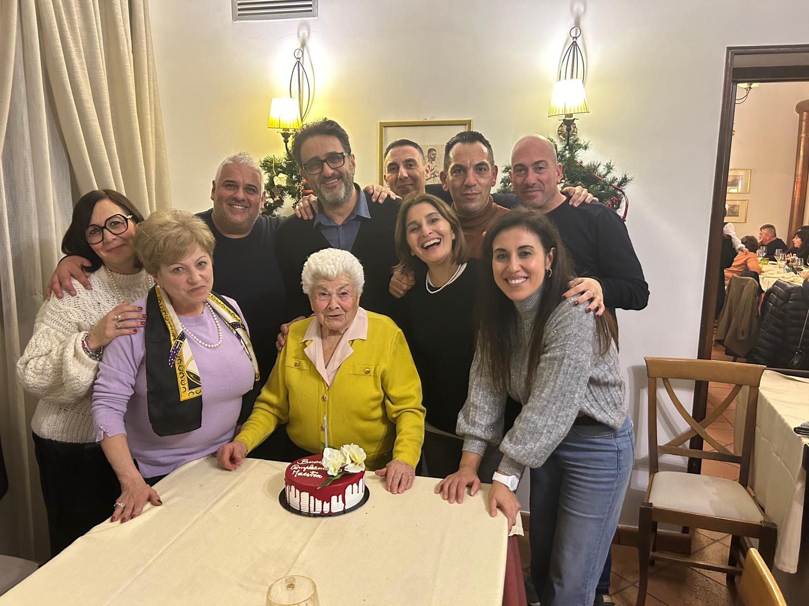 Lamezia, ex alunni festeggiano con la maestra i suoi 95 anni