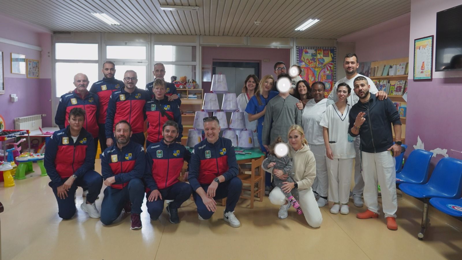 Scuola Calcio Acd Lamezia in visita al reparto di Pediatria del San Giovanni Paolo II